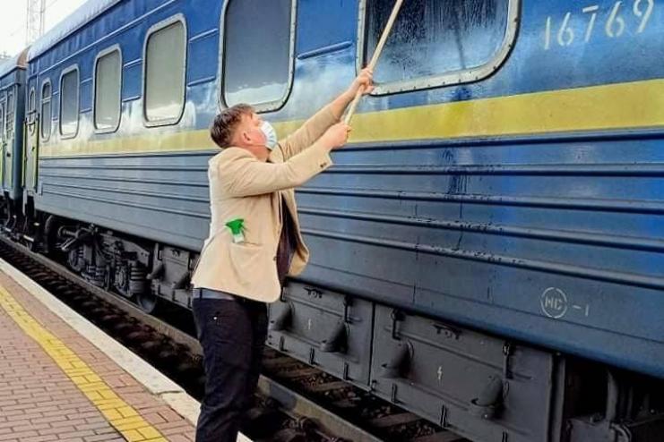 Поезд «Киев-Измаил»: датчанину пришлось вымыть окно, чтобы любоваться пейзажами